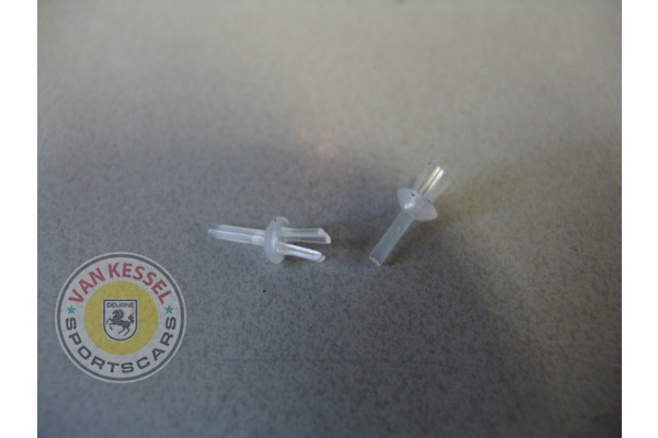 Door sill clips 911, 912, 914