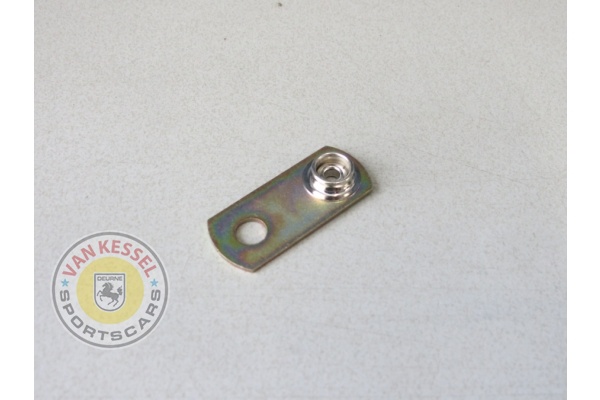 Mounting plate for trunk carpet 911, 912 and 964