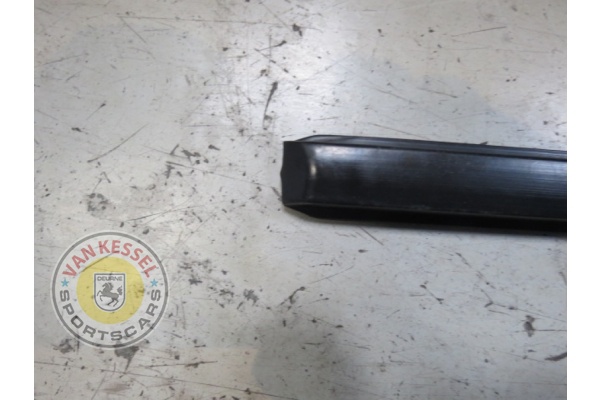 901 559 106 50 - Zijsierlijst smal met brede rubber enkel voor 911S 1967 SET